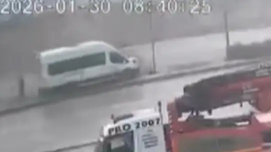 Kontrolden çıkan servis refüje çıktı: Ölümden saniyelerle kurtuluş kamerada