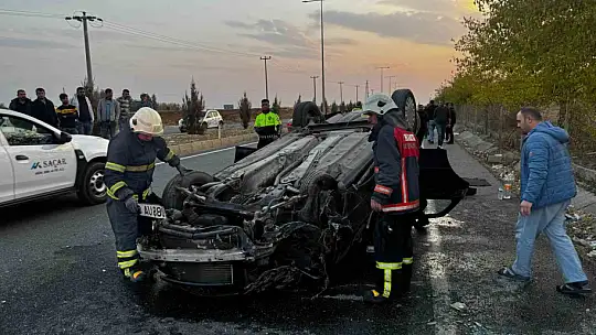 Adıyaman Kahta'da köpeğe çarpmamak için manevra yapan otomobil takla attı