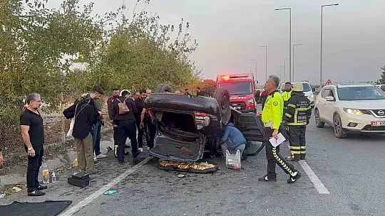Adıyaman Kahta'da köpeğe çarpmamak için manevra yapan otomobil takla attı