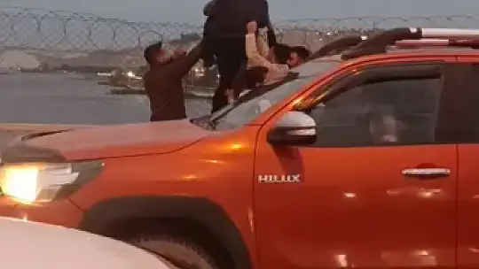 Köprüden atlamak isteyen kişiyi yoldan geçen sürücüler engelledi