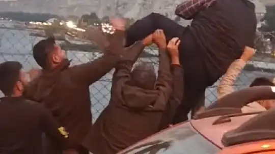 Köprüden atlamak isteyen kişiyi yoldan geçen sürücüler engelledi