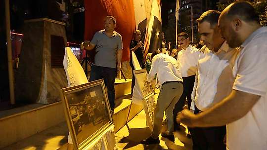 Kozan'da vatandaşlar Türk bayrakları ile 15 Temmuz'un yıldönümünde meydanlarda