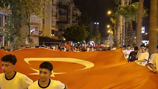 Kozan'da vatandaşlar Türk bayrakları ile 15 Temmuz'un yıldönümünde meydanlarda