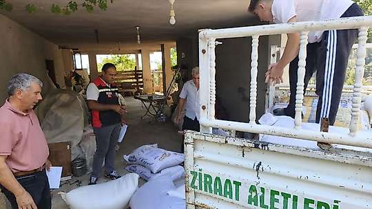 Kozan'da yangından etkilenen hayvan yetiştiricilerine 24 ton yem desteği