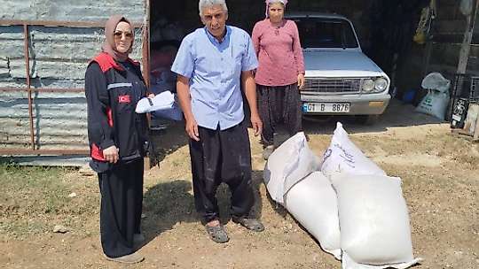 Kozan'da yangından etkilenen hayvan yetiştiricilerine 24 ton yem desteği