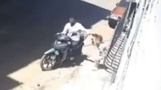 Küçük kızını darbedip motosikletle sürükleyen baba tutuklandı