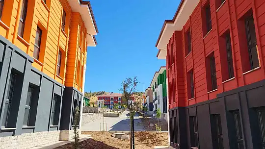 Adıyaman Gölbaşı'nda kurası çekilen Balkar beldesindeki konutlarda renk cümbüşü