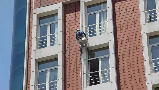 Kuş gibi süzülüp metrelerce yükseklikte çalışıyorlar