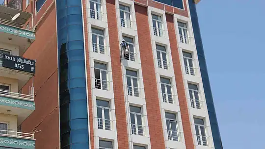 Kuş gibi süzülüp metrelerce yükseklikte çalışıyorlar