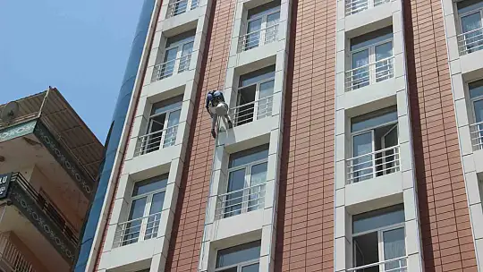 Kuş gibi süzülüp metrelerce yükseklikte çalışıyorlar