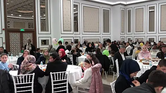 Kutsal topraklardan dönen 175 öğrenci için yemek programı düzenlendi