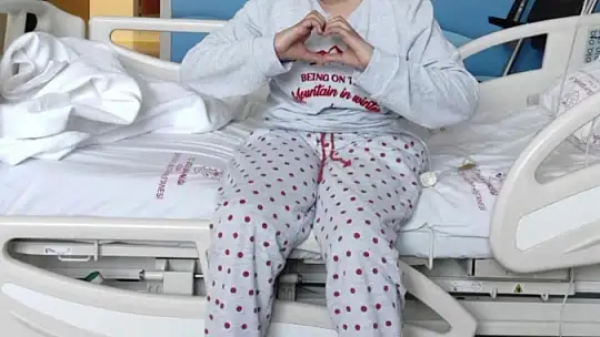 Lösemiyi yenen İkranur 3 yıl sonra okula döndü, çiçek ve balonlarla karşılandı