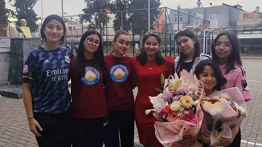 Lösemiyi yenen İkranur 3 yıl sonra okula döndü, çiçek ve balonlarla karşılandı