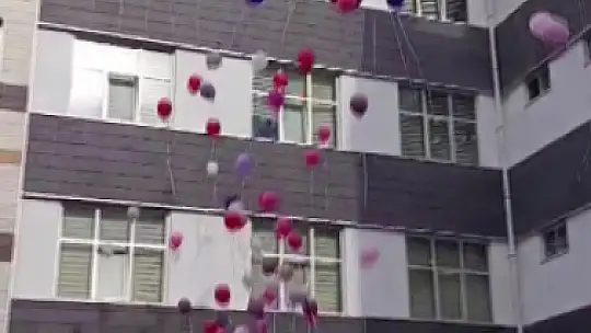 Lösemiyi yenen İkranur 3 yıl sonra okula döndü, çiçek ve balonlarla karşılandı