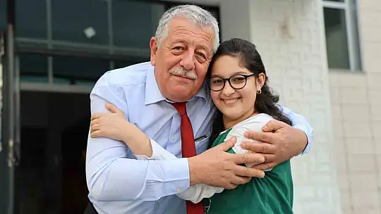 Lösemiyi yenen İkranur 3 yıl sonra okula döndü, çiçek ve balonlarla karşılandı