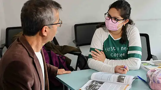 Lösemiyi yenen İkranur 3 yıl sonra okula döndü, çiçek ve balonlarla karşılandı