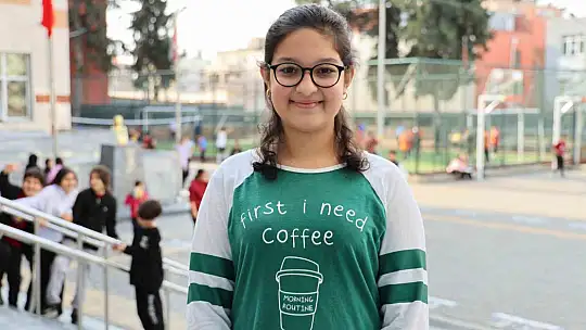 Lösemiyi yenen İkranur 3 yıl sonra okula döndü, çiçek ve balonlarla karşılandı