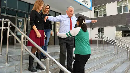 Lösemiyi yenen İkranur 3 yıl sonra okula döndü, çiçek ve balonlarla karşılandı