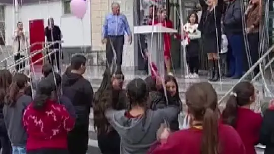 Lösemiyi yenen İkranur 3 yıl sonra okula döndü, çiçek ve balonlarla karşılandı