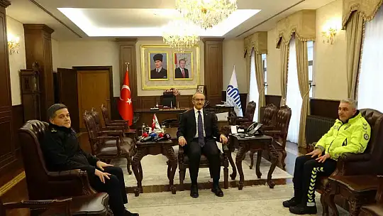 Maçta üşüyen çocuğa çorabını veren polis memuru ödüllendirildi