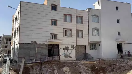 Mahsur kalan yaşlı adamı polisler sırtında taşıdı