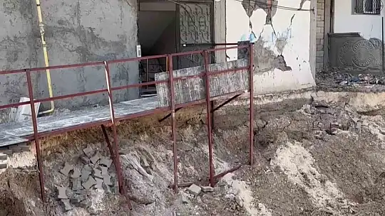 Mahsur kalan yaşlı adamı polisler sırtında taşıdı