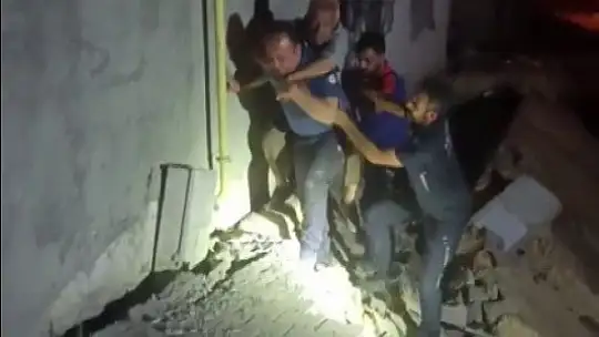 Mahsur kalan yaşlı adamı polisler sırtında taşıdı