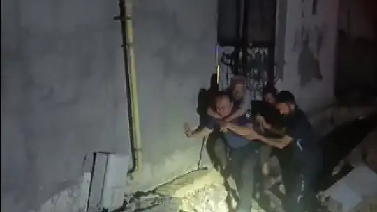 Mahsur kalan yaşlı adamı polisler sırtında taşıdı