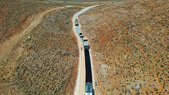 Malatya Büyükşehir Belediyesi'nin kırsaldaki yol mesaisi sürüyor
