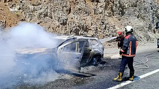 Malatya-Çelikhan yolunda araç yangını paniğe neden oldu