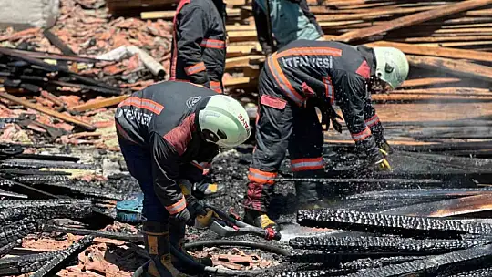 Malatya'da ağır hasarlı okulun çatısında korkutan yangın