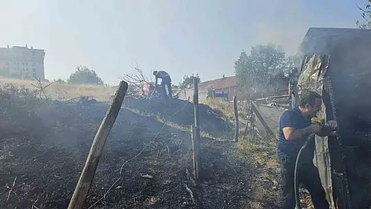 Malatya'da araç ve baraka yangını