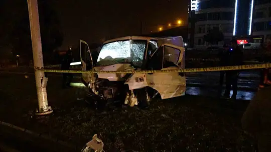 Malatya'da aydınlatma direğine çarpan minibüs sürücüsü hayatını kaybetti