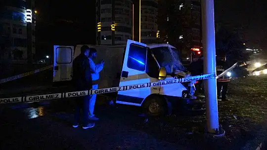 Malatya'da aydınlatma direğine çarpan minibüs sürücüsü hayatını kaybetti