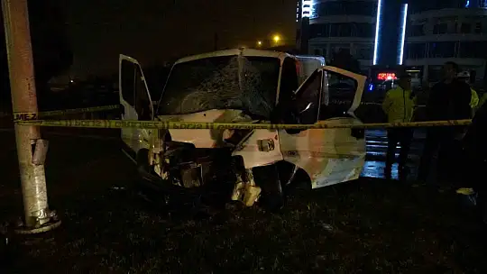 Malatya'da aydınlatma direğine çarpan minibüs sürücüsü hayatını kaybetti