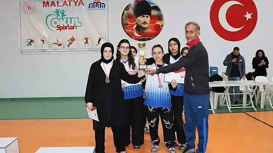 Malatya'da badminton ve futsal il şampiyonları kupalarını aldı