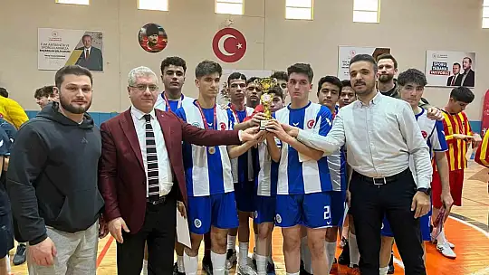 Malatya'da badminton ve futsal il şampiyonları kupalarını aldı