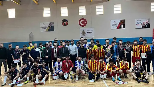 Malatya'da badminton ve futsal il şampiyonları kupalarını aldı