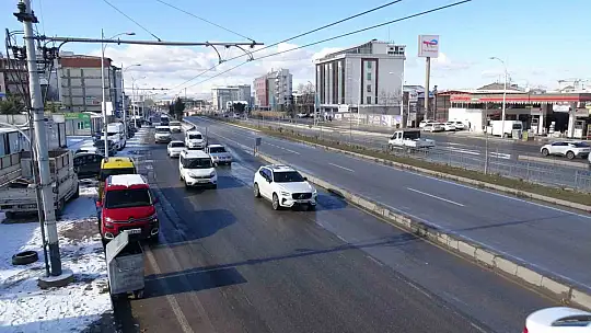 Malatya'da buzlanma servis araçlarını da vurdu