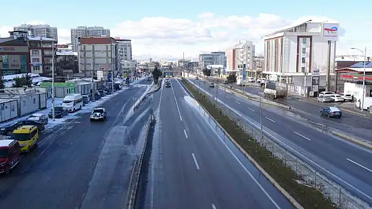 Malatya'da buzlanma servis araçlarını da vurdu