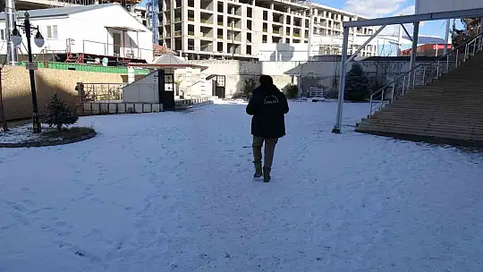 Cami tuvaletinde baygın bulunan genç hastaneye kaldırıldı