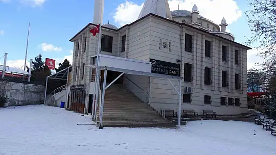 Cami tuvaletinde baygın bulunan genç hastaneye kaldırıldı