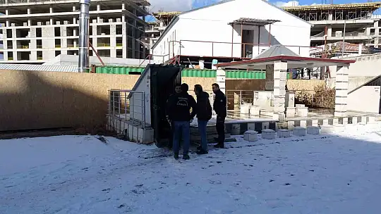 Cami tuvaletinde baygın bulunan genç hastaneye kaldırıldı