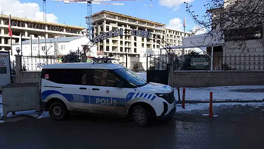 Cami tuvaletinde baygın bulunan genç hastaneye kaldırıldı