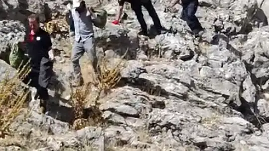 Malatya'da dağlık alanda mahsur kalan keçiler kurtarıldı