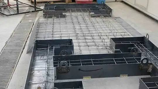 Malatya'da deprem enkazı beton yola dönüştü