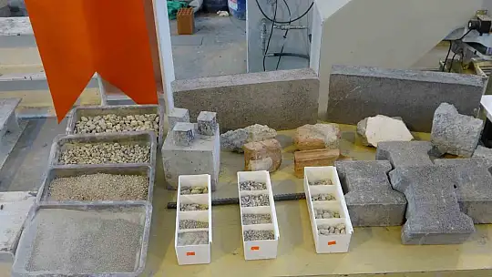 Malatya'da deprem enkazı beton yola dönüştü