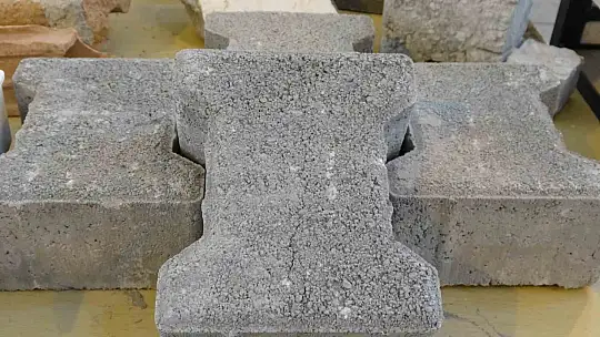 Malatya'da deprem enkazı beton yola dönüştü