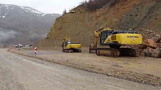 Malatya'da dev kaya parçaları yola düştü
