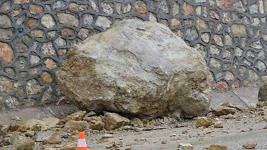 Malatya'da dev kaya parçaları yola düştü